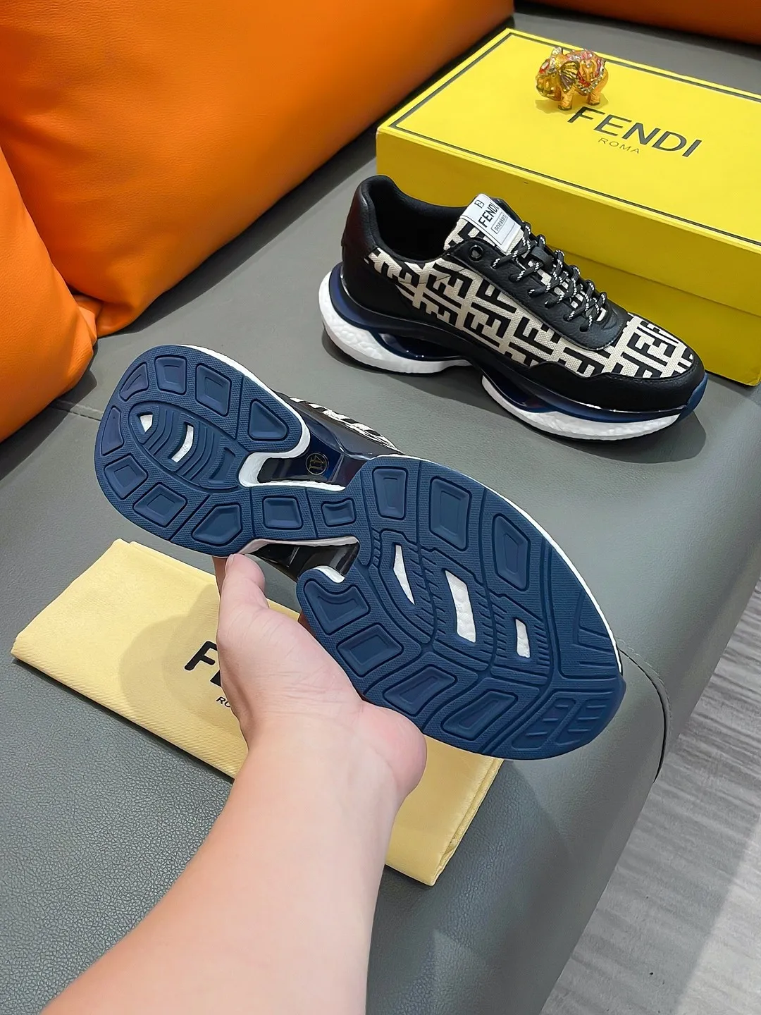 Men's shoes FENDI "Fendi" P440 Regular size: 38-44 (casual shoes) Product materials: Selected cowhide upper, soft sheepskin lining; original outsole.